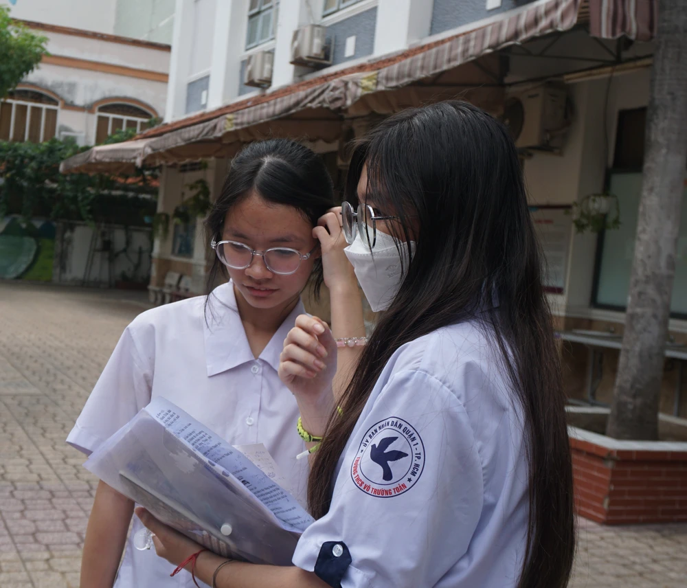 Quỳnh Như, học sinh Trường THCS Trần Văn Ơn, quận 1 rời phòng thi với đôi mắt đỏ hoe. Ảnh: NGUYỄN QUYÊN. đề môn Toán thi vào lớp 10-1.jpg