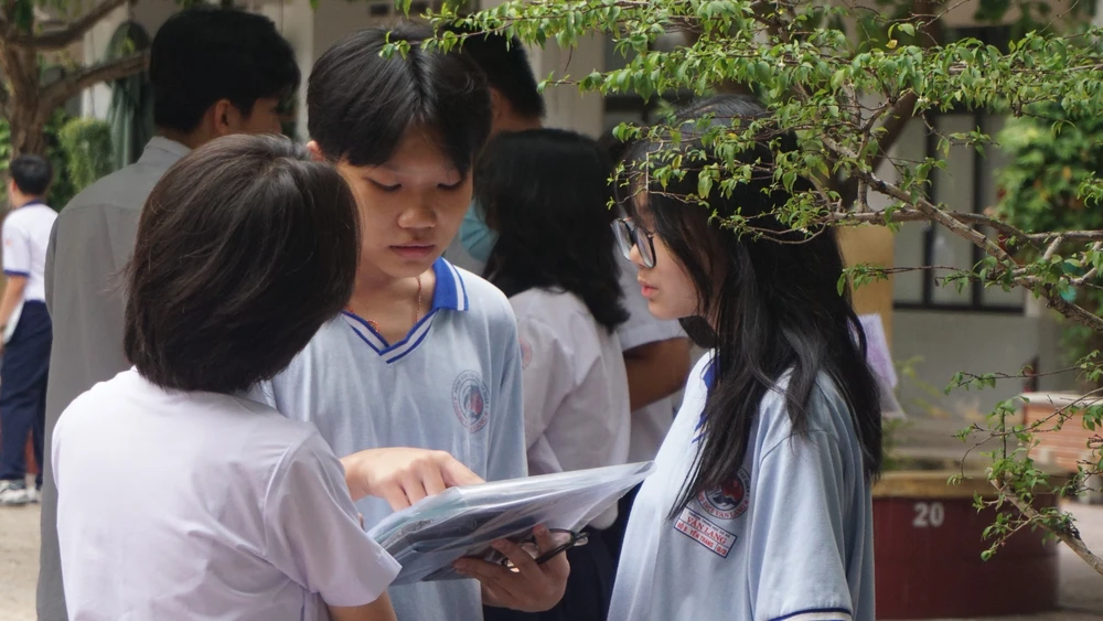 Thí sinh tại điểm thi Trường THCS Trần Văn Ơn, quận 1. Ảnh: NGUYỄN QUYÊN đề môn Toán thi vào lớp 10-2.jpg