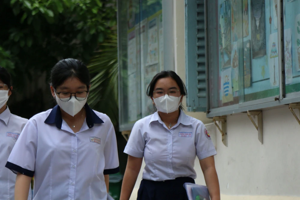 Thí sinh tại điểm thi Trường THCS Võ Trường Toản, quận 1. đề môn Toán thi vào lớp 10-4.jpg