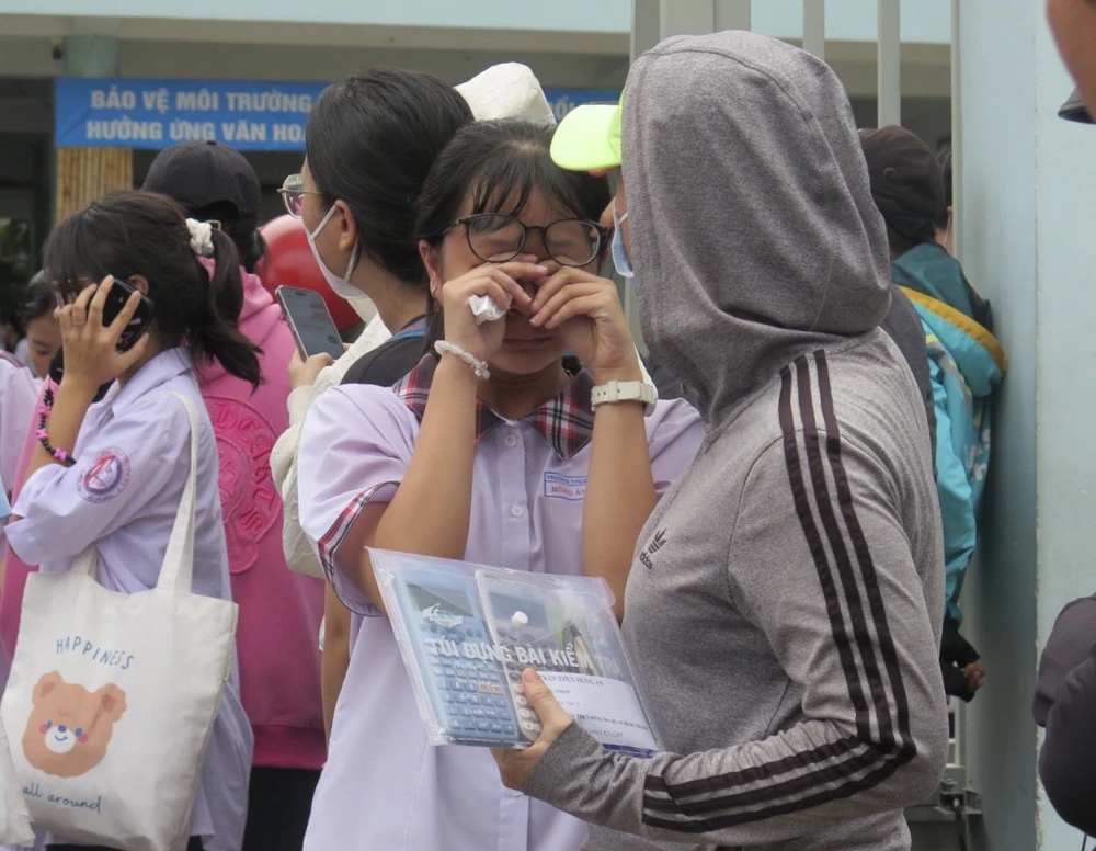 Thí sinh bước ra khỏi phòng thi liền bật khóc nức nở vì không làm được bài như ý muốn vì đề quá khó. Ảnh: PHẠM ANH đề Toán thi vào lớp 10.jpg