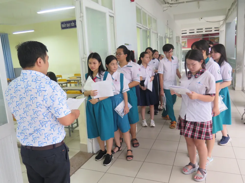 Đây là môn thi cuối cùng ở điểm thi 10 thường nên hầu hết tâm trạng của các em khá thoải mái. Ảnh: PHẠM ANH MÔN TOÁN.jpg