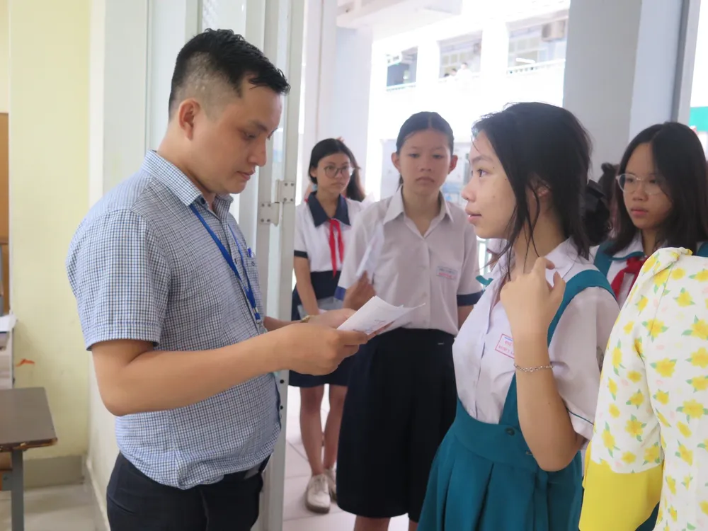 Điểm thi Trường THCS Đống Đa, quận Bình Thạnh sáng nay. Ảnh: PHẠM ANH môn toàn thi vào lơp 10.jpg