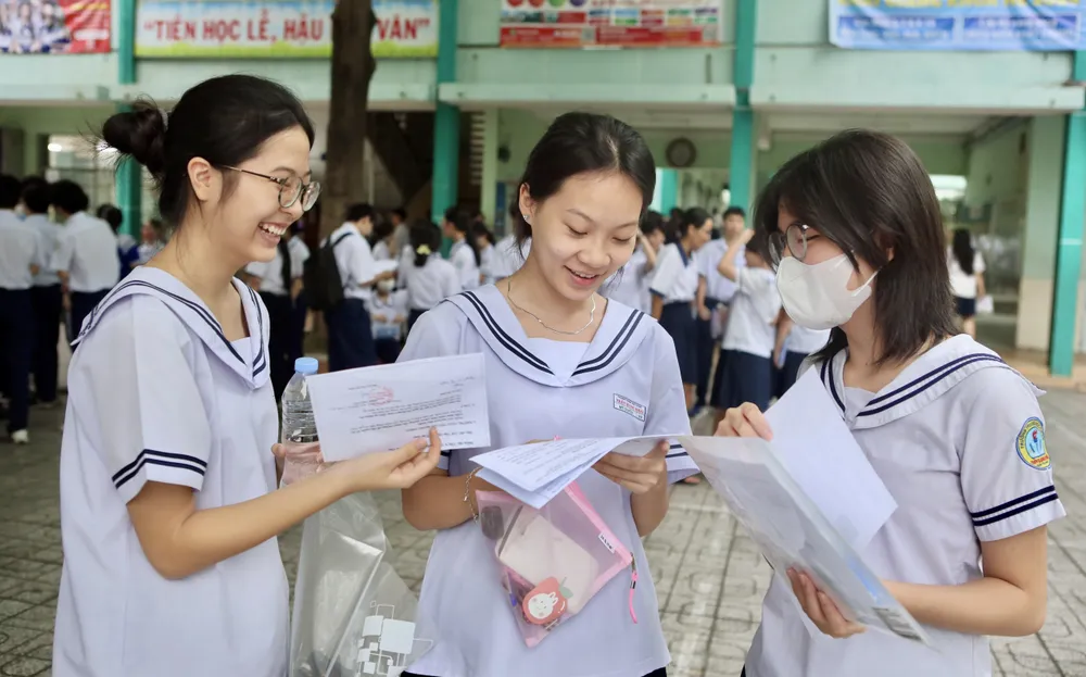 Thí sinh tại điểm thi trường THCS Võ Thành Trang (Tân Phú) trước giờ thi. Ảnh: NGUYỆT NHI z5514831639608_9c85b52a198a0de987ff4dda963082a8.jpg