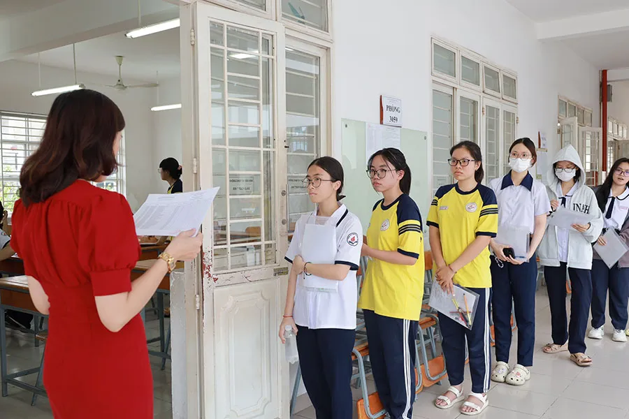 Cũng trong buổi sinh hoạt, cán bộ coi thi nhắc nhở các em hạn chế mang những vật dụng không cần thiết. Đặc biệt cấm tuyệt đối việc mang điện thoại di động vào phòng thi. Ảnh: DI LINH thi tốt nghiệp THPT