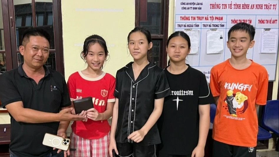 4 em học sinh mang chiếc ví đến nhờ công an trả cho người đánh rơi. 4 em học sinh