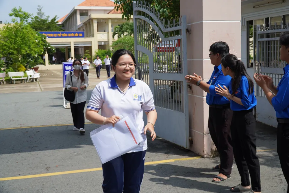Em Nguyễn Thanh Thảo (lớp 12 chuyên Sinh, Trường THPT Chuyên Bến Tre) cho biết: “Đề thi môn Ngữ Văn sáng nay vừa sức, em làm bài cũng tương đối, điểm môn Ngữ Văn em ước cũng đạt trên trung bình”. Đề Văn thi tốt nghiệp THPT 2024 1.jpg