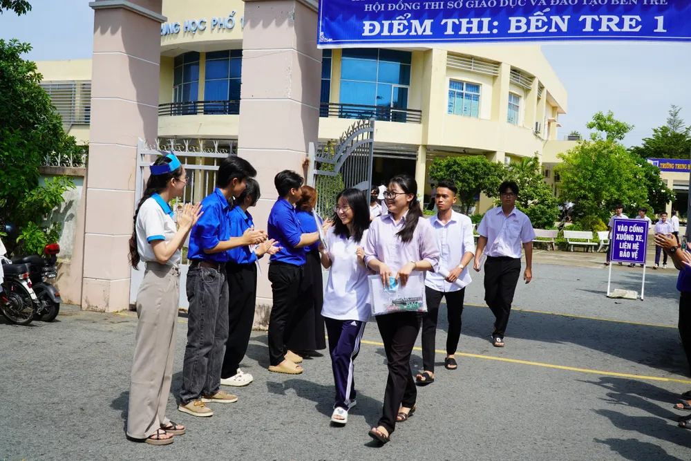 Tại điểm thi trường THPT chuyên Bến Tre (tỉnh Bến Tre), nhiều thí sinh phấn khởi khi hoàn thành thi môn Văn. Đề Văn thi tốt nghiệp THPT 2024 2.jpg