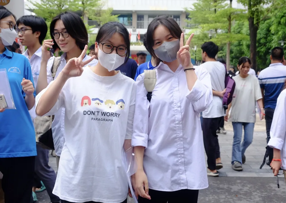 “Em đã học kỹ bài thơ Đất Nước, may mắn là đoạn được đưa vào đề cũng là đoạn mà em đã thuộc và học kỹ nhất. Em tự tin được 7.5 điểm với đề thi này” - em Trần Hương Ly trường THPT Trần Hưng Đạo (Thanh Xuân - Hà Nội) cho biết Ảnh: THANH TÚ Đề Văn thi tốt nghiệp THPT