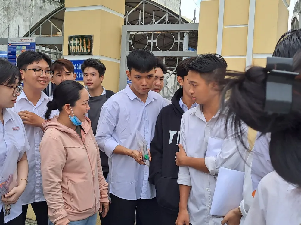 Trước giờ thi, cô Nguyễn Phương Hiền, giáo viên dạy Toán Trung tâm giáo dục thường xuyên TP Bến Tre đã đến cổng trường sớm để động viên tinh thần các em học sinh của trường trước khi vào phòng thi. Ảnh: ĐÔNG HÀ Thi tốt nghiệp THPT Toán HÀ 1.jpg