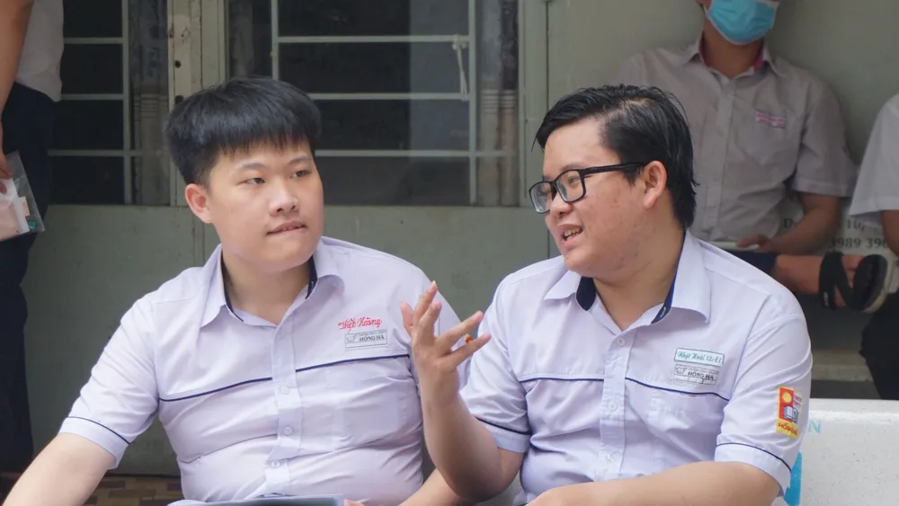 Theo Gia Huy, bí quyết để làm tốt môn Toán là câu dễ làm trước, câu khó làm sau. Sáng nay môn Văn Huy làm khá ổn, dự đoán khoảng 7 điểm. Huy tham dự kỳ thi này với tổ hợp khoa học tự nhiên. Ảnh: NGUYỄN QUYÊN. thi tốt nghiệp THPT toán Q2.jpg