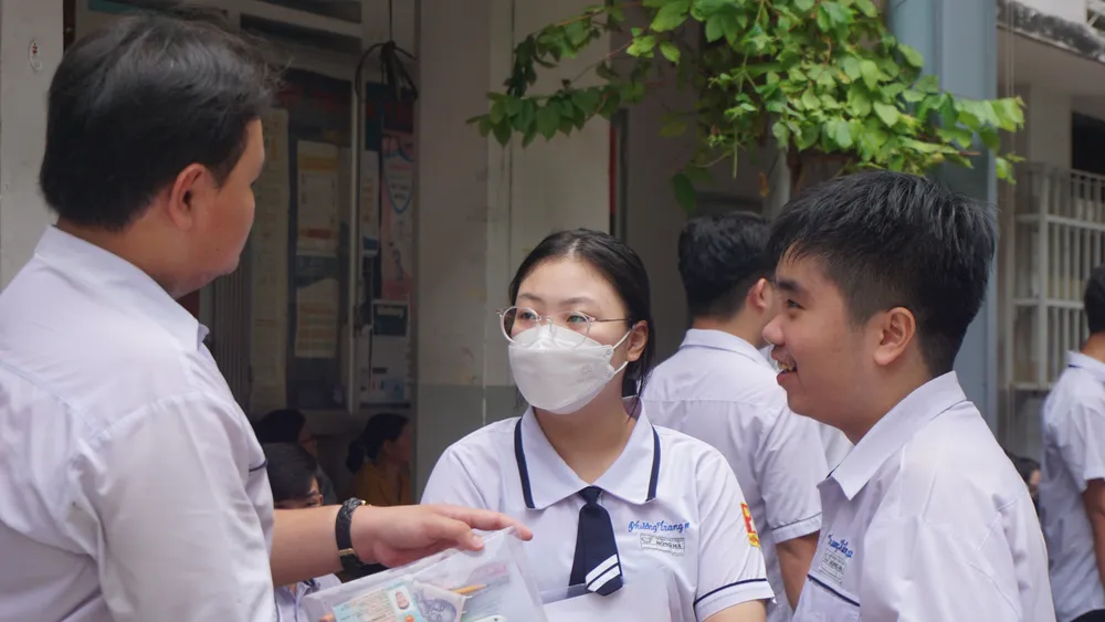 Tại điểm thi Trường THPT Gò Vấp, từ 13 giờ nhiều thí sinh đã có mặt tại phòng thi. Tâm lý các em cũng không quá căng thẳng. thi tốt nghiệp THPT toán Q3.jpg