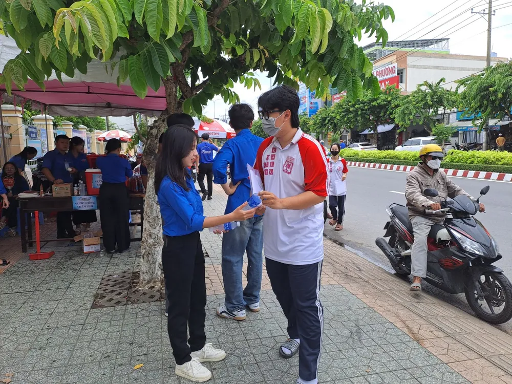 Tại điểm thi Bến Tre 2 đặt tại Trường THPT Nguyễn Đình Chiểu, TP Bến Tre, thí sinh có mặt sớm để bắt đầu thi môn Toán. Ảnh: ĐÔNG HÀ z5578850897829_d39e0a0b00293153be2a151f1604b336.jpg