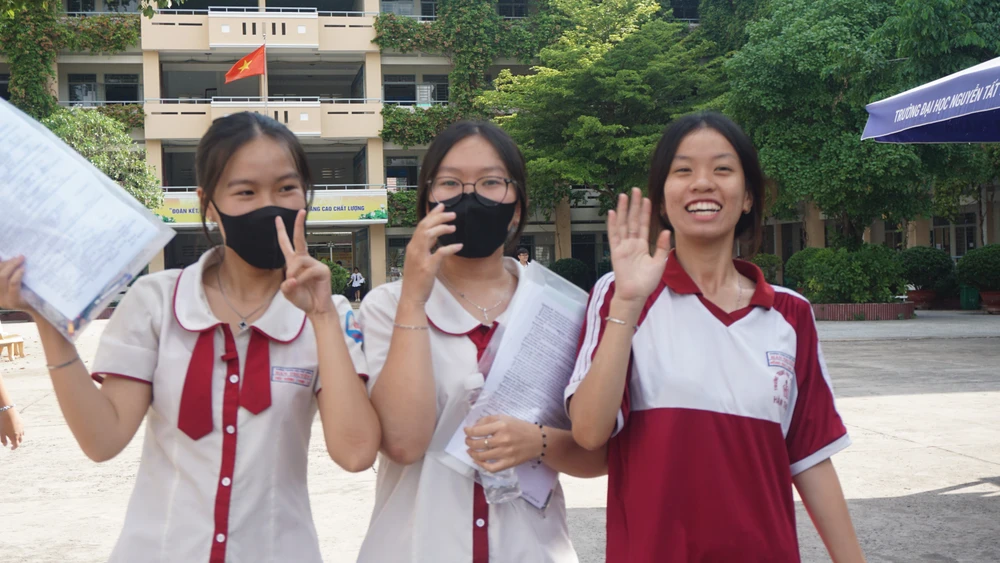 Nhiều thí sinh rời điểm thi Trường THPT Phú Nhuận, quận Phú Nhuận với nụ cười trên môi. TA3.jpg