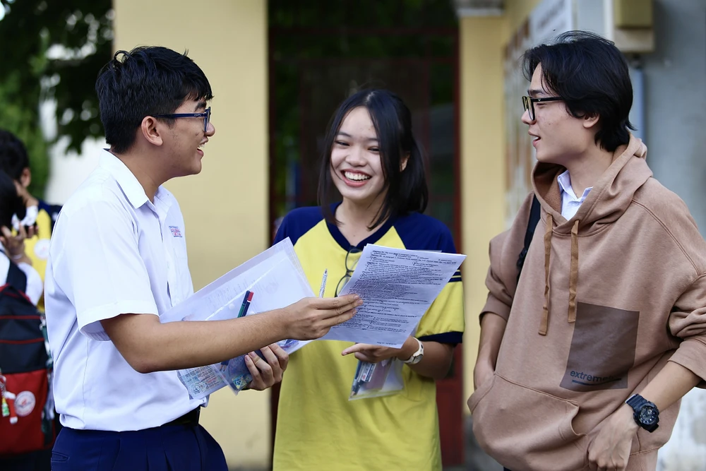 Thí sinh sau giờ thi tốt nghiệp THPT môn ngoại ngữ, môn cuối cùng, tại điểm thi THPT Nguyễn Thượng Hiền, quận Tân Bình. Ảnh: TRƯỜNG GIANG. TG.jpg