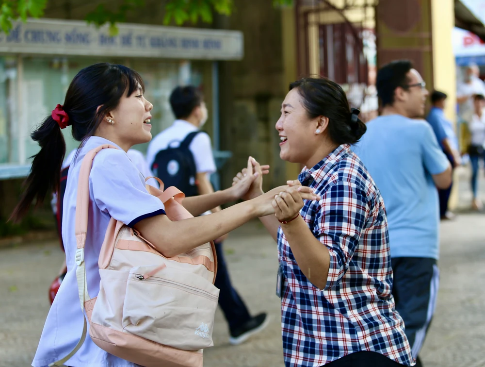 Cô trò vui mừng sau giờ thi tại điểm thi THPT Nguyễn Thượng Hiền, quận Tân Bình. Ảnh: TRƯỜNG GIANG. TG4.jpg