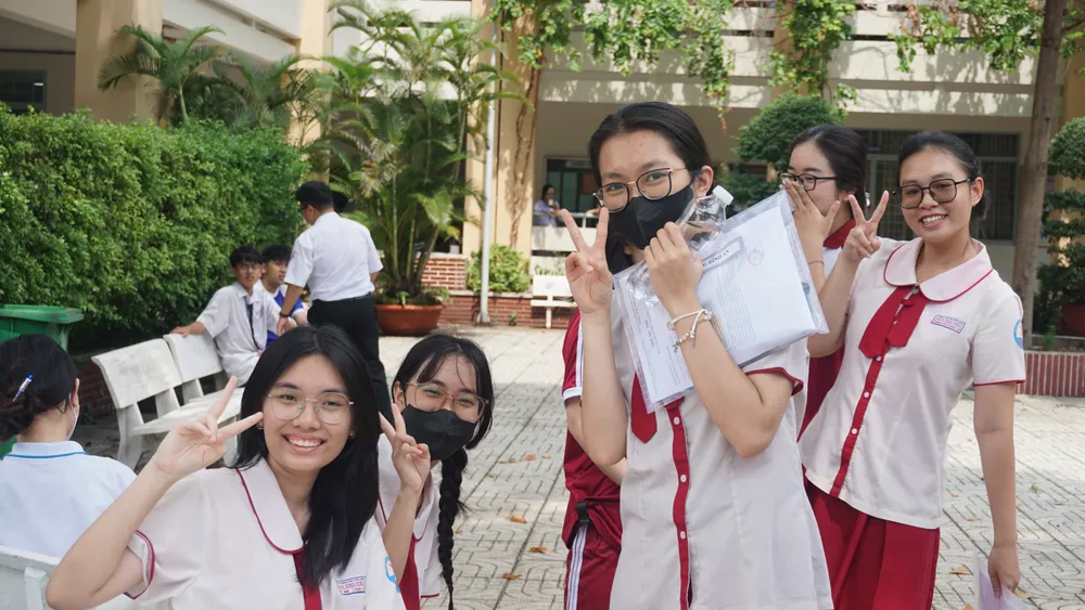 Hồng Đào, Bảo Uyên và các em học sinh Trường THPT Hàn Thuyên, quận Phú Nhuận. Ảnh: NGUYỄN QUYÊN Thi tốt nghiệp THPT QNN2.jpg