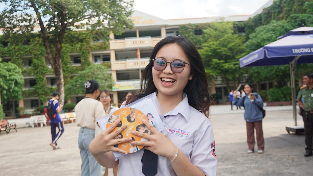 Bảo Trâm, học sinh Trường THPT Phú Nhuận tươi cười rạng rỡ sau khi kết thúc kỳ thi. Ảnh: NGUYỄN QUYÊN Thi tốt nghiệp THPT tiếng Anh 1.jpg