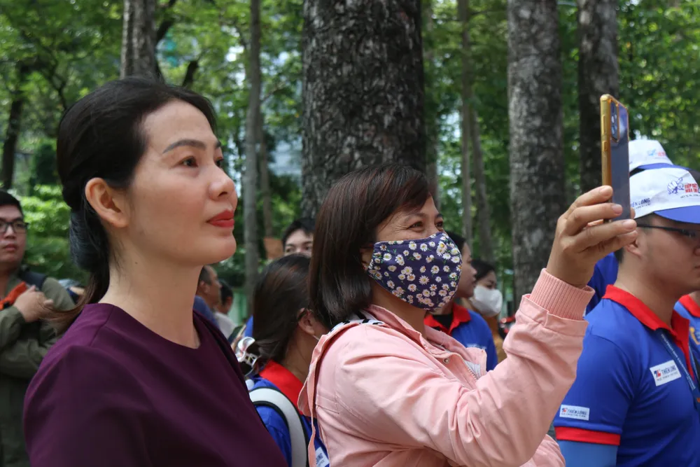 Phụ huynh đang chờ con trước cổng trường. Ảnh: LONG VŨ Thi tốt nghiệp THPT_V2.jpg