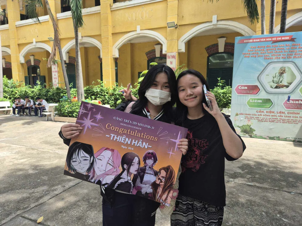 Em Thiên Hân chia sẻ: "Lần này em tham gia thi với một tâm thế thoải mái nên em không quá lo về điểm số lần này. Tuy nhiên em nói rằng nếu mà làm bằng thực lực thì bài thi tổ hợp lần này khá khó. Ảnh: LONG VŨ Thi tốt nghiệp THPT_V5.jpg