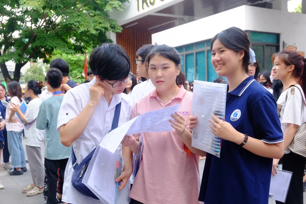 Học sinh Nguyễn Thảo Linh cùng các bạn so lại đáp án môn thi tiếng Anh. Ảnh: THANH TÚ tt1.jpg