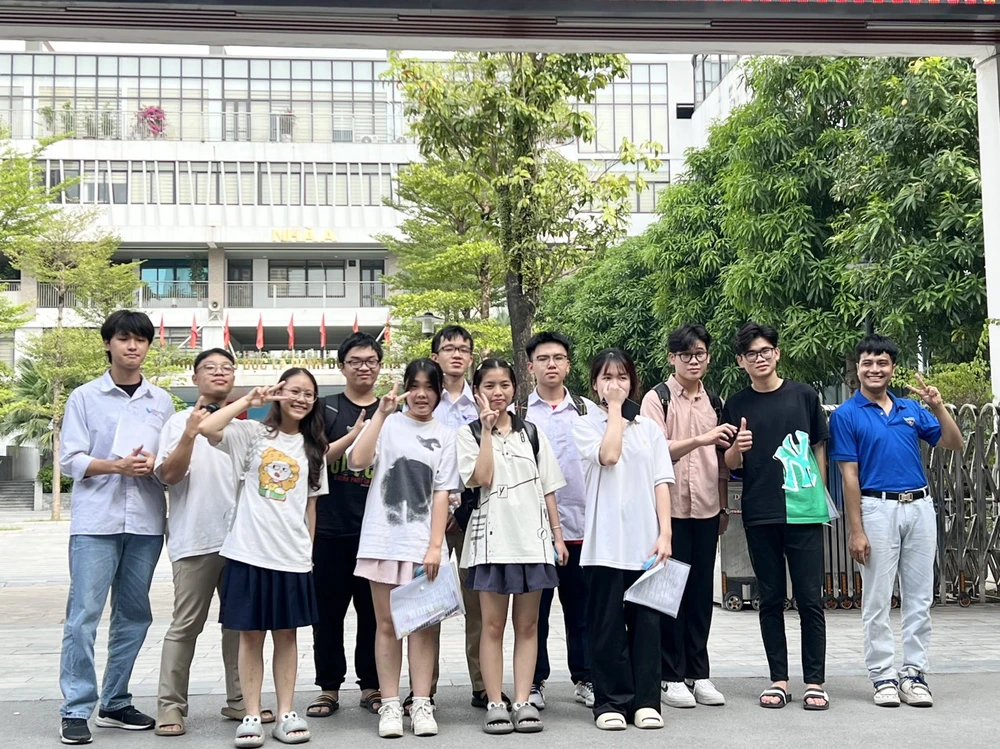 Các sĩ tử ở Hà Nội vui vẻ kết thúc kỳ thi tốt nghiệp THPT năm 2024. tt3.jpg