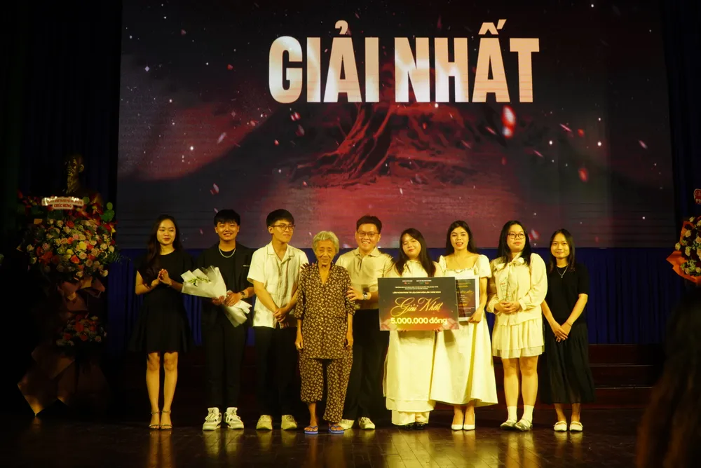 Nội Mai cùng nhóm làm phim cùng tên nhận giải nhất Liên hoan phim tài liệu sinh viên lần 1 năm 2024. Ảnh: NHẬT TRUNG Liên hoan phim sinh viên lần 1.JPG