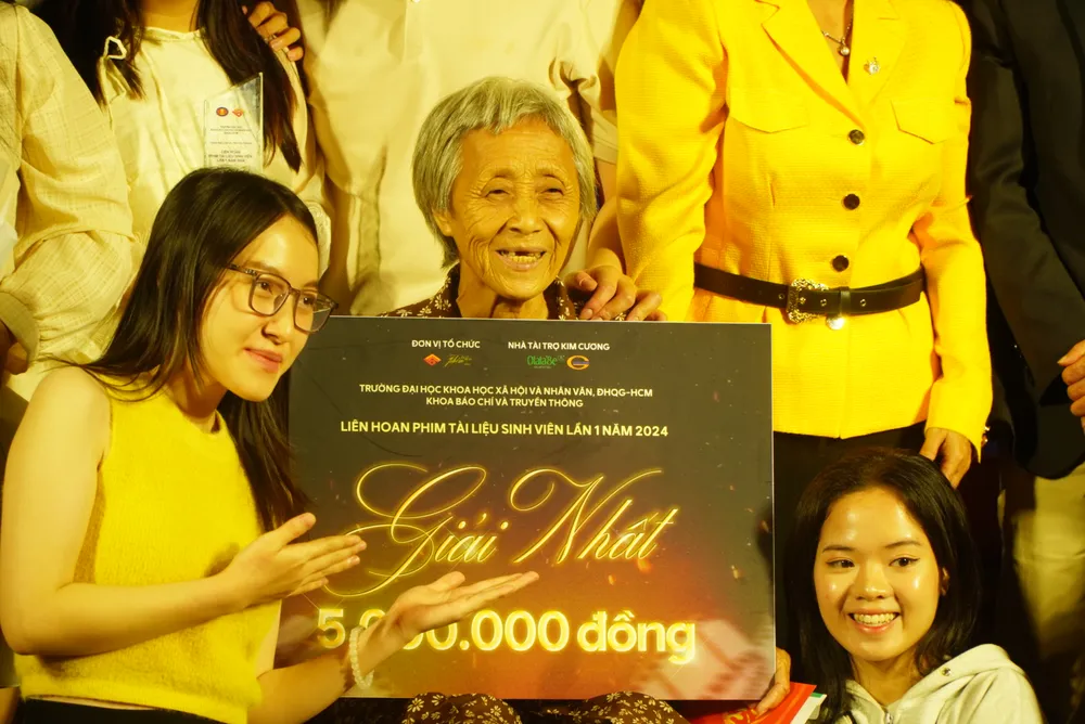 Nội Mai bị bệnh tim và huyết áp nhưng vẫn cùng đàn mèo của mình rong ruổi mỗi ngày tại Thảo Cầm Viên. Liên hoan phim tài liệu sinh viên
