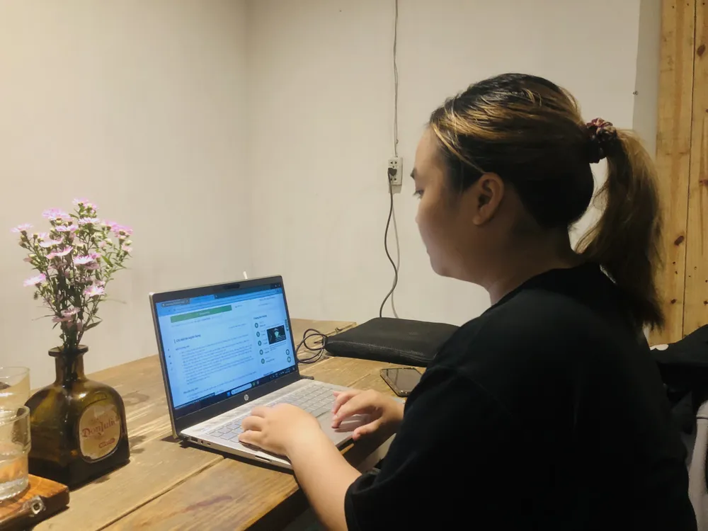 Chị T.N miệt mài tìm hiểu các trang tuyển dụng để ứng tuyển. Ảnh:NVCC Gen Z trầm cảm khi tìm việc 2.jpg