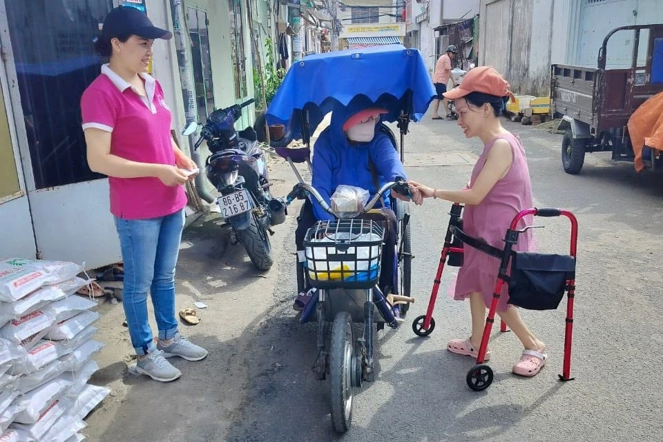 Dù di chuyển không dễ dàng, đi lại khập khiễng nhưng với sự hỗ trợ của khung tập đi, nhà văn Trần Trà My đã đi rất nhiều nơi. Nhà văn Trần Trà My 1.jpg