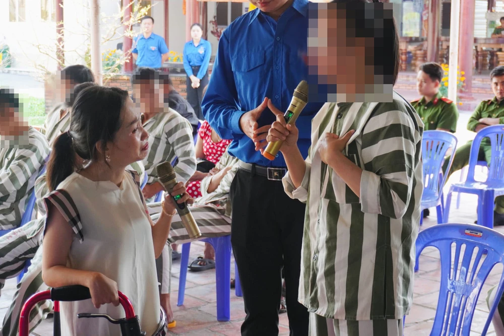 Không có ai sinh ra là người xấu cả, đôi khi chúng ta vì một vài lý do gì đó phải như vậy” - nữ nhà văn tâm sự. Nhà văn Trần trà My 3.jpg