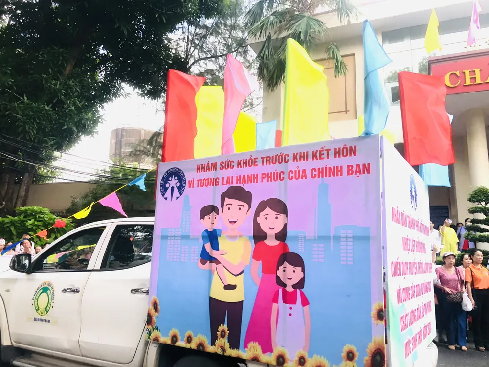 Bên cạnh đó, kết hợp với các nhân vật có sức ảnh hưởng tới công chúng để truyền đi thông điệp thực hiện câu chuyện sinh đủ hai con. mức sinh thấp.jpg