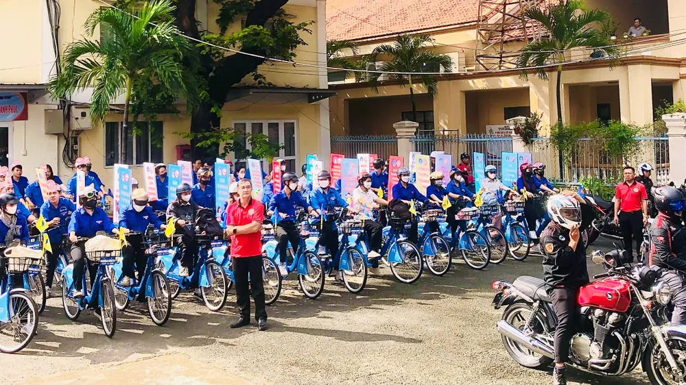 Đoàn xe diễu hành tuyên truyền về chiến dịch truyền thông lồng ghép với cung cấp dịch vụ nâng cao chất lượng dân số tại vùng có mức sinh thấp năm 2024. mức sinh thấp 3.jpg