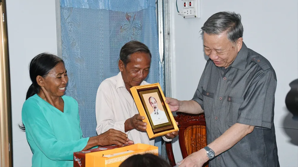 Chủ tịch nước Tô Lâm tặng quà gia đình ông Võ Văn Rẹt - hộ người dân tộc Khmer khó khăn được Bộ Công an và tỉnh Trà Vinh hỗ trợ xây nhà. tỉnh trà vinh