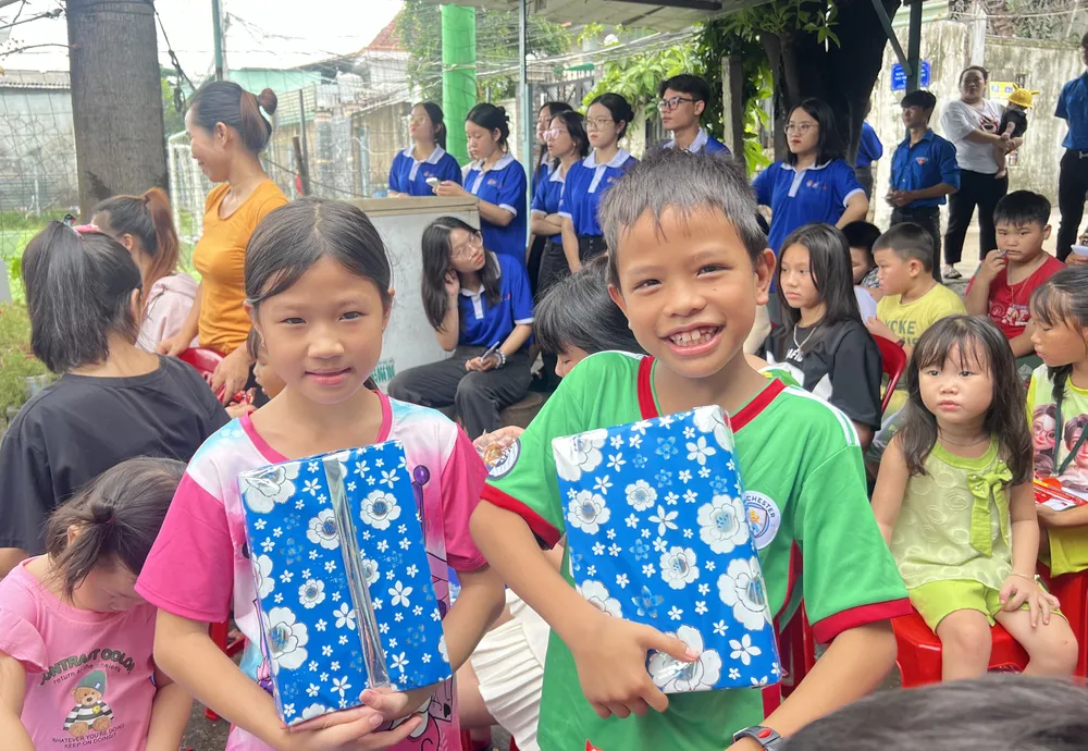 Gia sư áo xanh.JPG