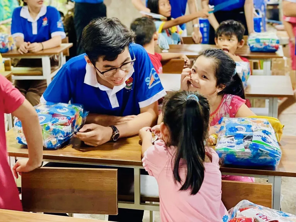 Dù bận rộn với việc học tập và làm thêm khác nhưng Công Khiêm luôn dành một khoảng thời gian nhất định cho lớp học hè. Ảnh 3_ Niềm vui và nhiệt huyết tràn đầy của Gia sư áo xanh Công Khiêm.jpg