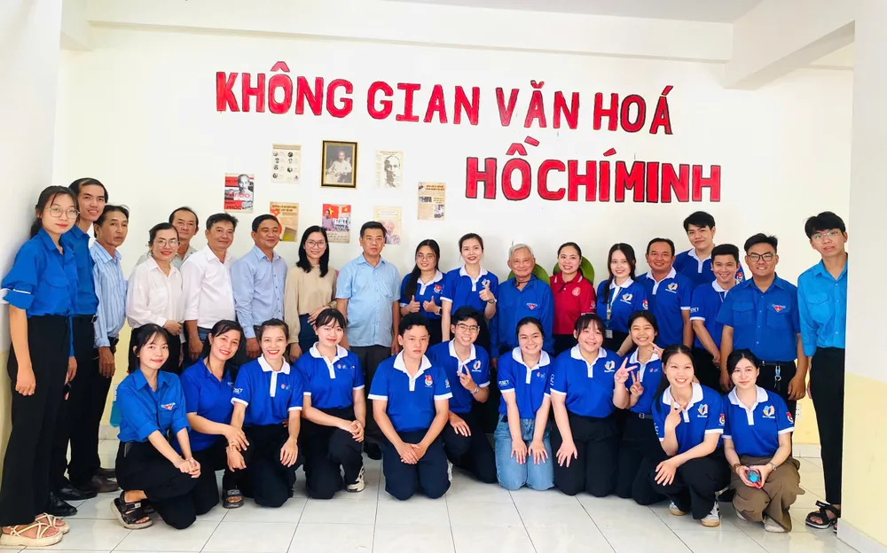 Lãnh đạo UBND TP.HCM chụp hình với tập thể với các bạn Gia sư áo xanh tại lớp học huyện Bình Chánh. Ảnh 4_ Tập thể các bạn Gia sư áo xanh tại lớp học huyện Bình Chánh..jpg
