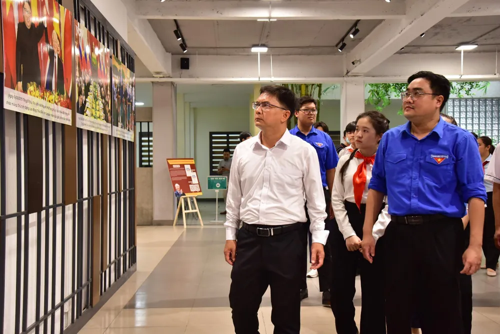 Ông Nguyễn Mạnh Cường, Trưởng ban Dân vận Thành ủy, TP.HCM và ông Ngô Minh Hải, Bí thư Thành Đoàn TP.HCM đến thăm không gian triển lãm về Tổng Bí thư Nguyễn Phú Trọng tại Nhà Văn hóa Thanh niên TP.HCM (quận 1). Ảnh: TRÍ ĐỨC Tổng Bí Thư Nguyễn Phú Trọng 1.1.jfif.jpeg
