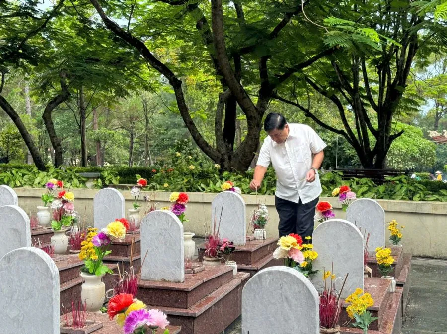 "Các nghĩa trang liệt sĩ trở thành nghĩa trang – công viên giờ đây không còn là nơi sợ hãi, lạnh lẽo nữa, mà trở thành một nơi mọi người đến gắn bó, cảm thấy ấp áp, gần gũi với các thế hệ cha anh" - Bộ trưởng Nguyễn Chí Dũng chia sẻ. nghĩa trang liệt sĩ
