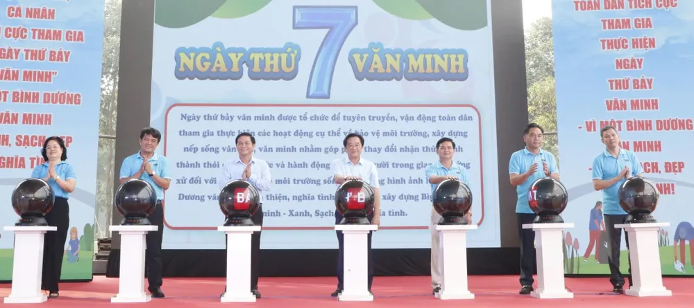 Bình Dương phát động chương trình “Ngày thứ bảy văn minh”. Ảnh: GIA PHÚC Bình Dương thắt chặt tình cảm quân dân.jpg
