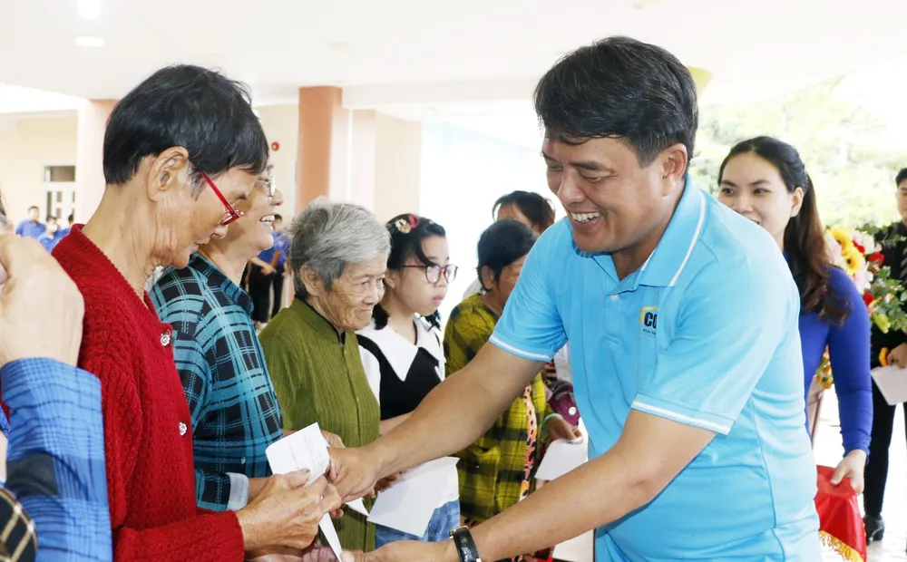 Ông Bùi Thanh Nhân, Trưởng ban Dân vận Tỉnh ủy Bình Dương tặng quà cho các gia đình có hoàn cảnh khó khăn. Ảnh: GIA PHÚC Tỉnh Bình Dương.jpg