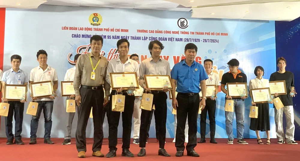 Thí sinh Hồ Quý Thuận (đứng giữa, bên trái) và Lê Trung Thành (đứng giữa, bên phải) nhận giải thưởng cao nhất từ Hội thi Bàn tay vàng "Quảng trị mạng giỏi". H2.jpeg