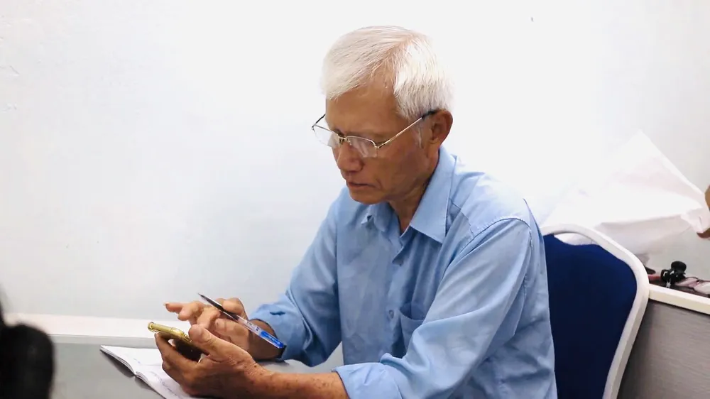 Ông Trịnh Lạc (68 tuổi, Bình Thạnh) cho biết: “Sau mỗi buổi học dùng điện thoại, sợ mau quên nên cứ về nhà là tôi mở sách vở lại để ôn bài vì những kỹ năng sử dụng mạng xã hội thật sự rất cần thiết với tôi. Con tôi thường đi làm xa, tôi thì không biết nhiều về công nghệ nên không có cách nào để liên lạc. Nhờ lớp học này mà giờ tôi thạo hơn việc sử dụng mạng xã hội để gọi điện, nhắn tin cho con cháu”. Ảnh: MINH THƯ H2.JPG