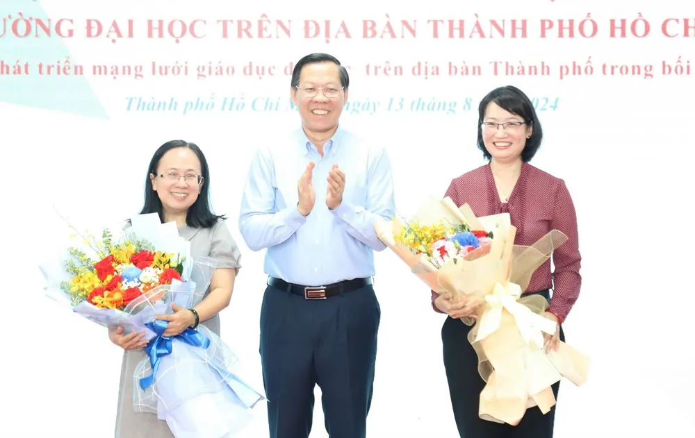 Chủ tịch UBND TP.HCM Phan Văn Mãi tặng hoa chúc mừng bà Trần Thị Diệu Thúy (phải), Phó Chủ tịch UBND TP.HCM giữ nhiệm vụ Phó Chủ tịch Thường trực Hội đồng Hiệu trưởng TP và bà Đinh Thị Thanh Thủy. Ảnh: VN Phó Chủ tịch UBND TP.HCM