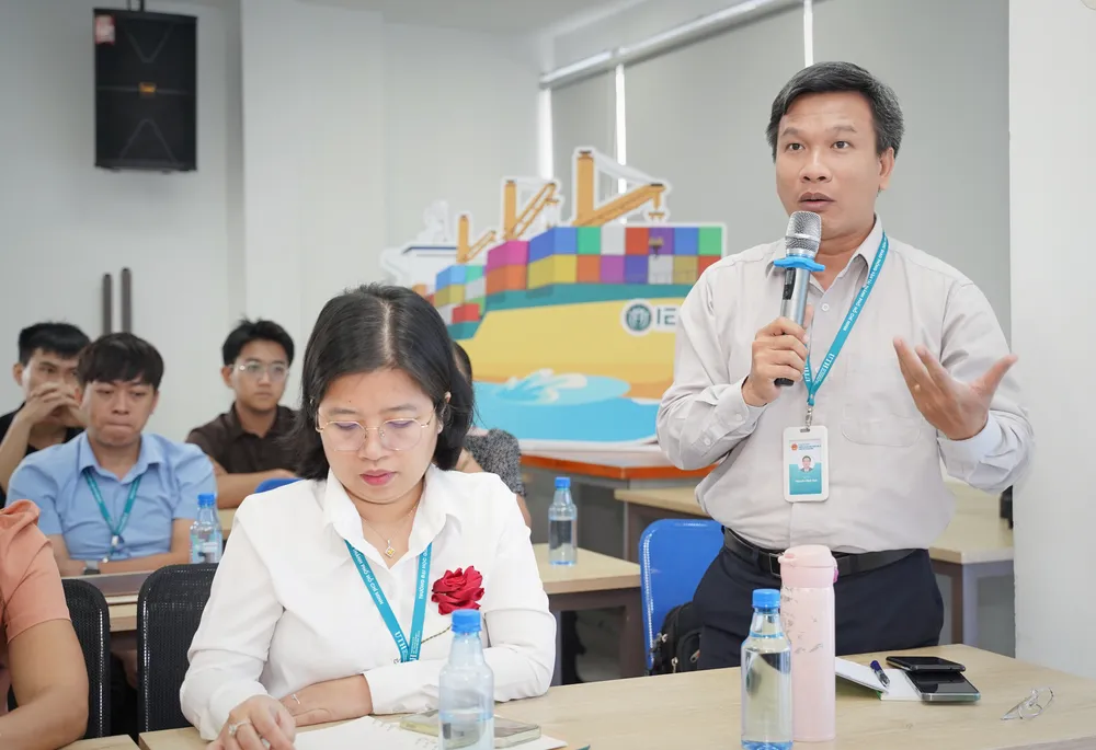 Giảng viên của Trường ĐH Giao thông Vận tải chia sẻ và đặt câu hỏi xoay quanh giải pháp xử lý truyền thông tại tọa đàm. Ảnh: THUẬN VĂN xử lý truyền thông