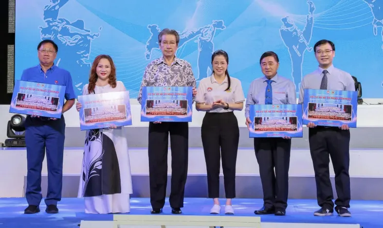 Bà Cao Thị Thiên Phúc, Trưởng phòng Chính trị tư tưởng, Sở GD&ĐT TP.HCM trao tặng quà lưu niệm cho các đại biểu tham dự chương trình. DBC41E92-5DDC-4A9B-9C0C-854A98D313F7.jpeg