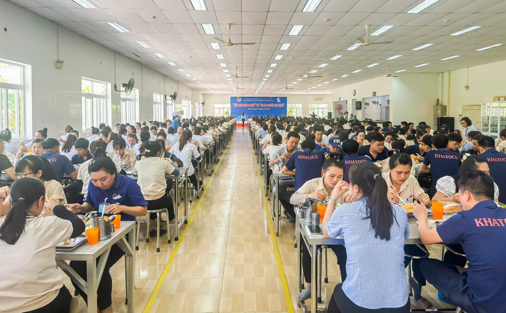 Bữa cơm với nhiều món ăn ngon hơn thường ngày dành cho công nhân, người lao động. Ảnh: KH Bữa cơm công đoàn