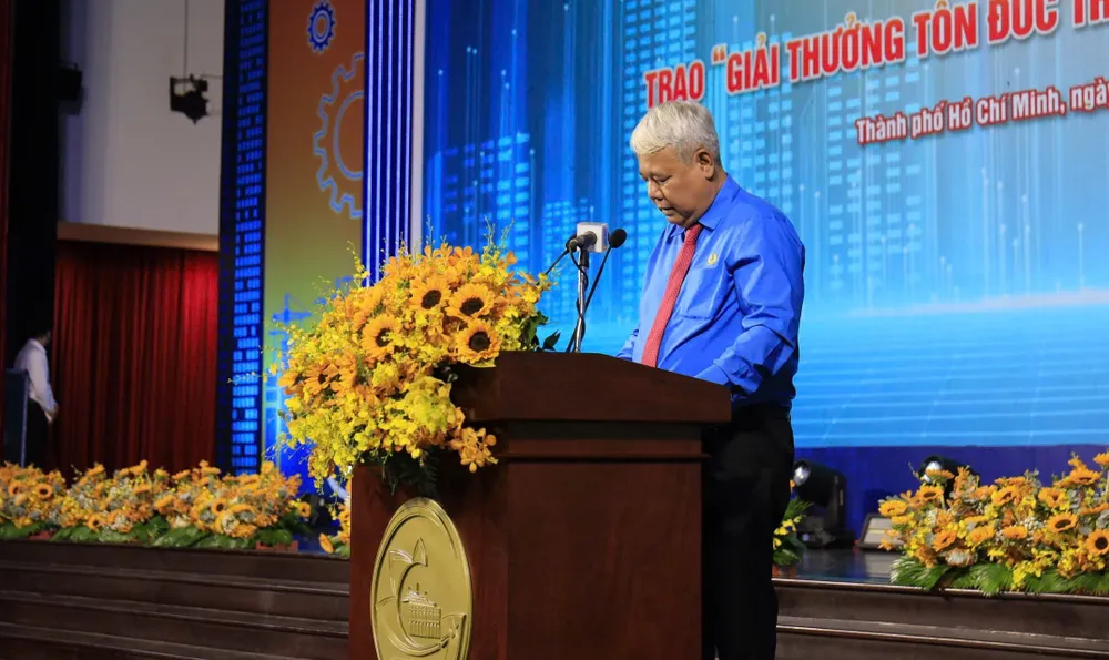 Ông Võ Khắc Thái, Chủ tịch Liên đoàn Lao động TP.HCM đã ghi nhận, biểu dương và đánh giá cao các cá nhân xuất sắc, tập thể tiêu biểu được vinh danh. Giải thưởng tôn đức thắng công đoàn việt nam.jpeg