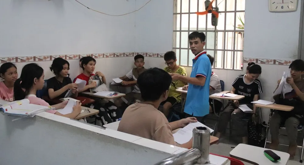 Các em ở lớp học miễn phí chăm chú nghe anh Khánh giảng bài. Ảnh: NHẬT TRUNG dạy học miễn phí