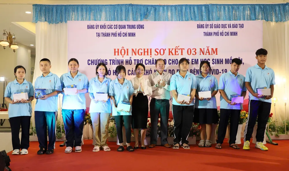 Bà Nguyễn Thị Hải Yến, thành viên HĐQT Tổng Công ty Phát điện 3 và ông Nguyễn Thành Thơ, Phó Bí thư Đảng ủy khối, trao quà cho các em học sinh khó khăn. Ảnh: ĐT hỗ trợ các em