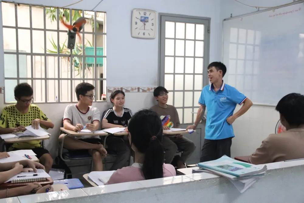 Không chỉ dạy kiến thức trên sách vở mà anh Khánh còn dạy các em bài học về sống. Ảnh: NHẬT TRUNG thầy giáo dạy học 2.jpg